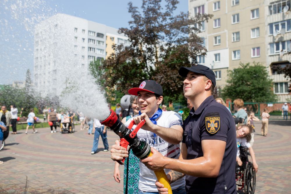 Сміх, радість і танці: для дітей та молоді у «Джерелі» провели яскраве літнє свято - 5
