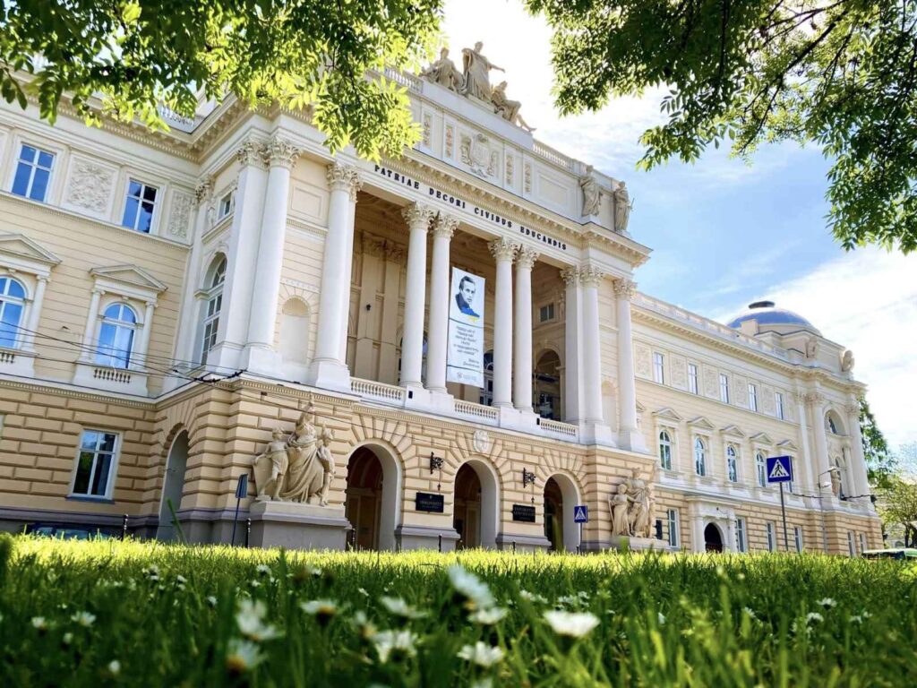 Прощання з воїнами, лідерство львівських вишів, помилки в озелененні: головні новини дня - 4