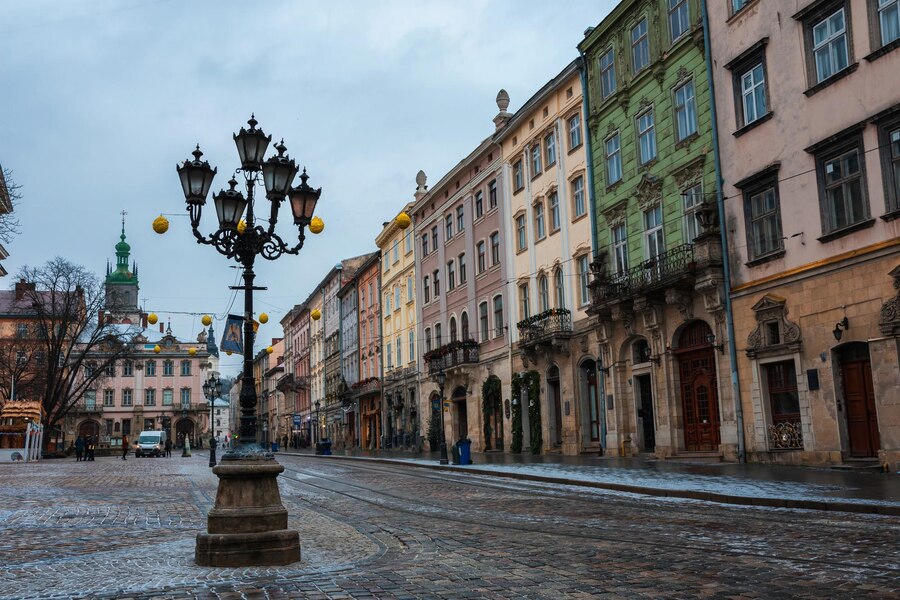 lviv-ukraine-rainy-weather-town-market-square-with-lamposts-cobbled-streets-lviv-s-old-town-is-part-unesco-world-heritage-list_195122-421