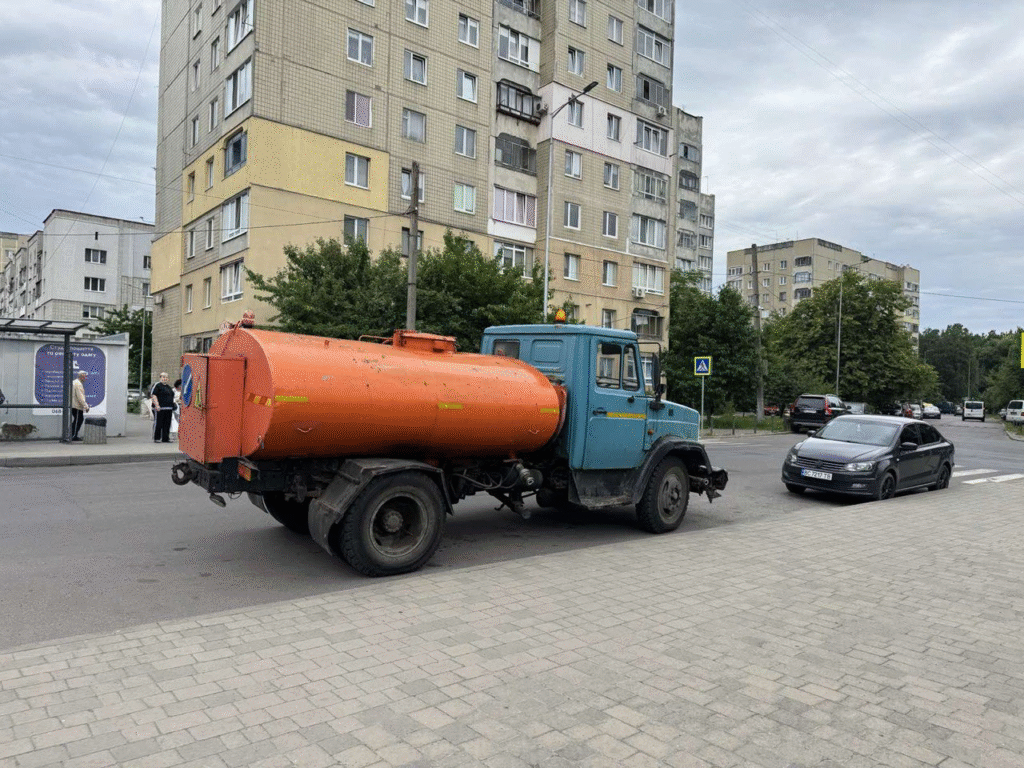 Через витік на водогоні деякі вулиці Львова залишилися без води (ДОПОВНЕНО) - 2