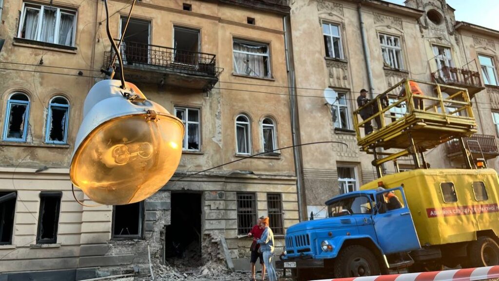 Прощання з воїнами, закон про НАБУ та САП, відновлення будинку після атаки на Львів: головні новини дня - 4