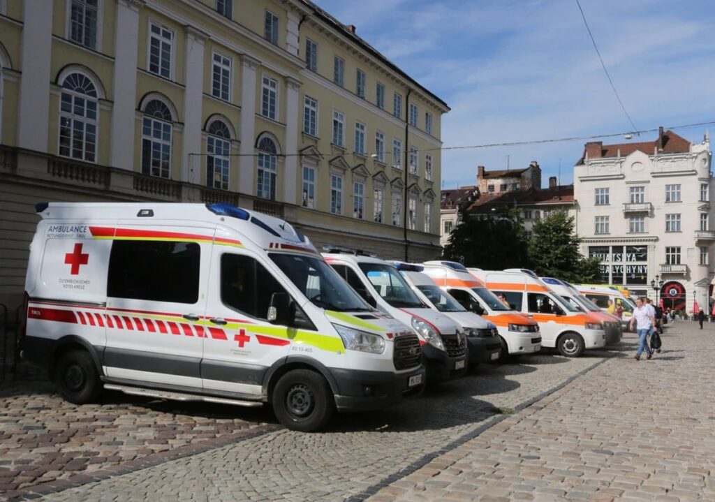 Велоконвой з Німеччини доставив до Львова 14 автомобілів швидкої допомоги для потреб українських військових - 2