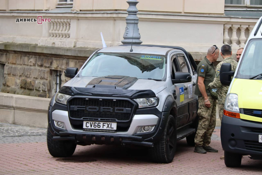 У Львові військовим передали автівки швидкої допомоги та пікапи (фото) - 7