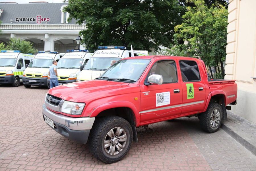 У Львові військовим передали автівки швидкої допомоги та пікапи (фото) - 8