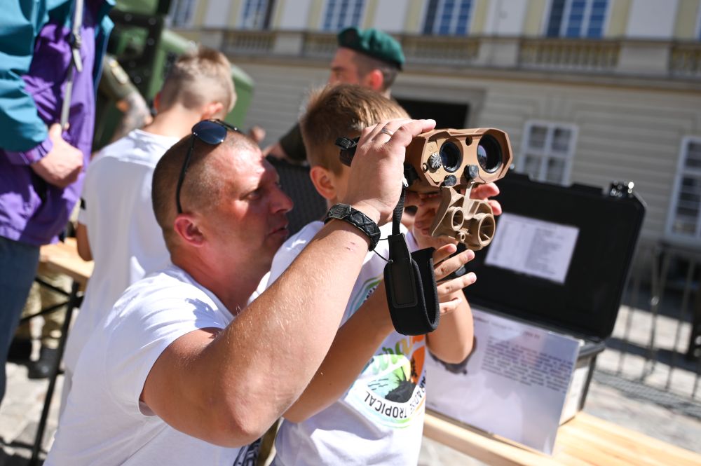 Спеціальна техніка, амуніція і навіть службові собаки: у центрі Львова презентували, як працюють прикордонники - 5