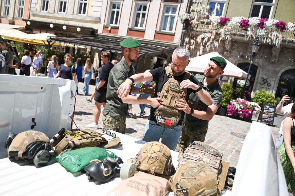 Спеціальна техніка, амуніція і навіть службові собаки: у центрі Львова презентували, як працюють прикордонники - 2