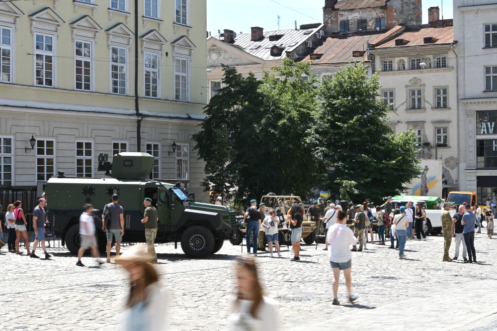 Спеціальна техніка, амуніція і навіть службові собаки: у центрі Львова презентували, як працюють прикордонники - 10
