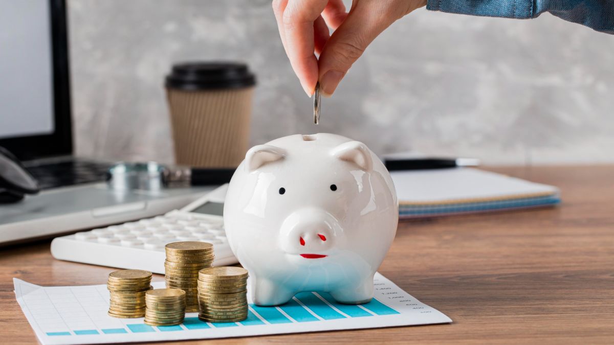 hand_putting_coin_in_piggy_bank_and_growth_chart_1200x675