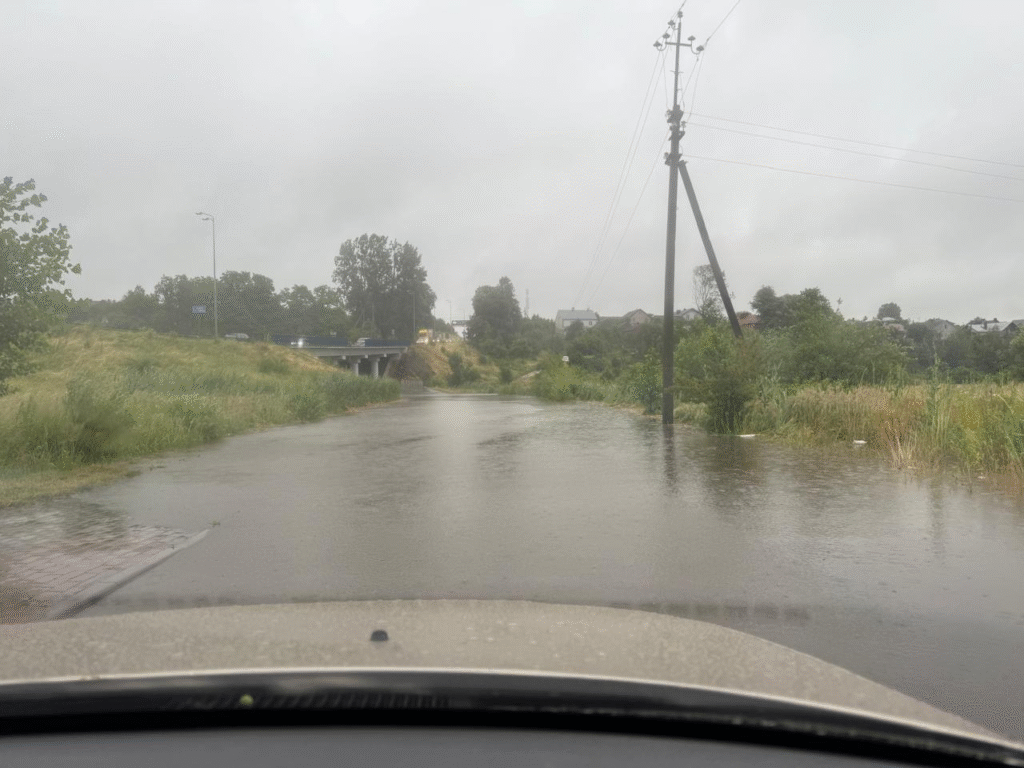 У Львові затопило низку вулиць: що наразі відомо (ДОПОВНЮЄТЬСЯ) - 2