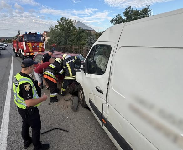 На Львівщині в ДТП загинув водій легковика, ще двоє людей у лікарні - 2