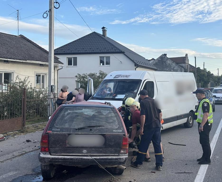 На Львівщині в ДТП загинув водій легковика, ще двоє людей у лікарні - 3