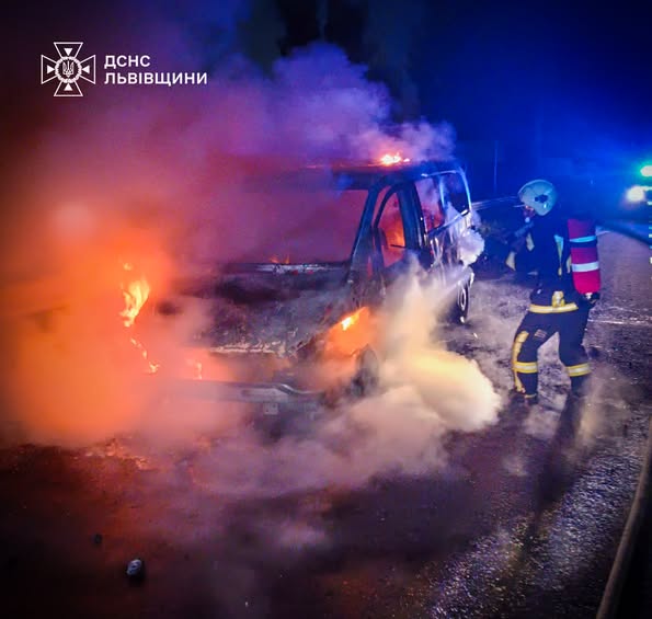 На Львівщині вщент згорів мікроавтобус: водій намагався загасити вогонь самотужки - 2
