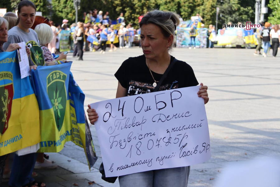 У Львові відбулася акція на підтримку полонених і зниклих безвісти (фото, відео) - 23