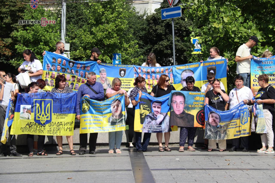У Львові відбулася акція на підтримку полонених і зниклих безвісти (фото, відео) - 13