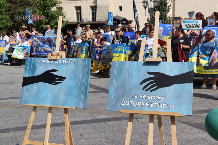 У Львові відбулася акція на підтримку полонених і зниклих безвісти (фото, відео) - 15