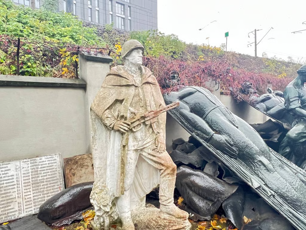 «Для військових могил важливий кожен елемент», — львівський архітектор про специфіку, проблеми та перспективи військових поховань - 13