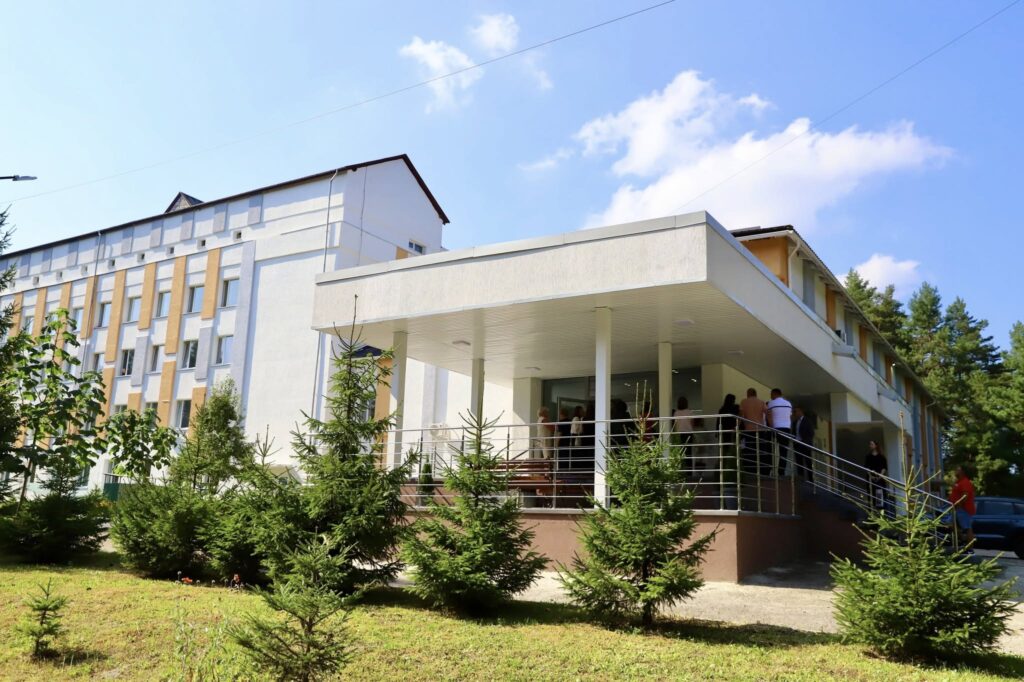 Прощання з воїнами, російська атака на Львів, відкриття центру ментального здоров'я: головні новини дня - 4