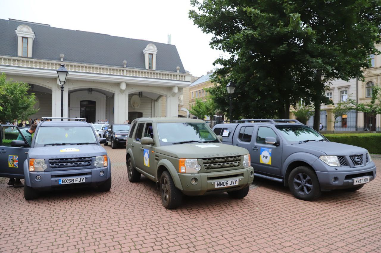 Львівщину відвідали волонтери з семи країн, які передали ЗСУ 29 позашляховиків - 3