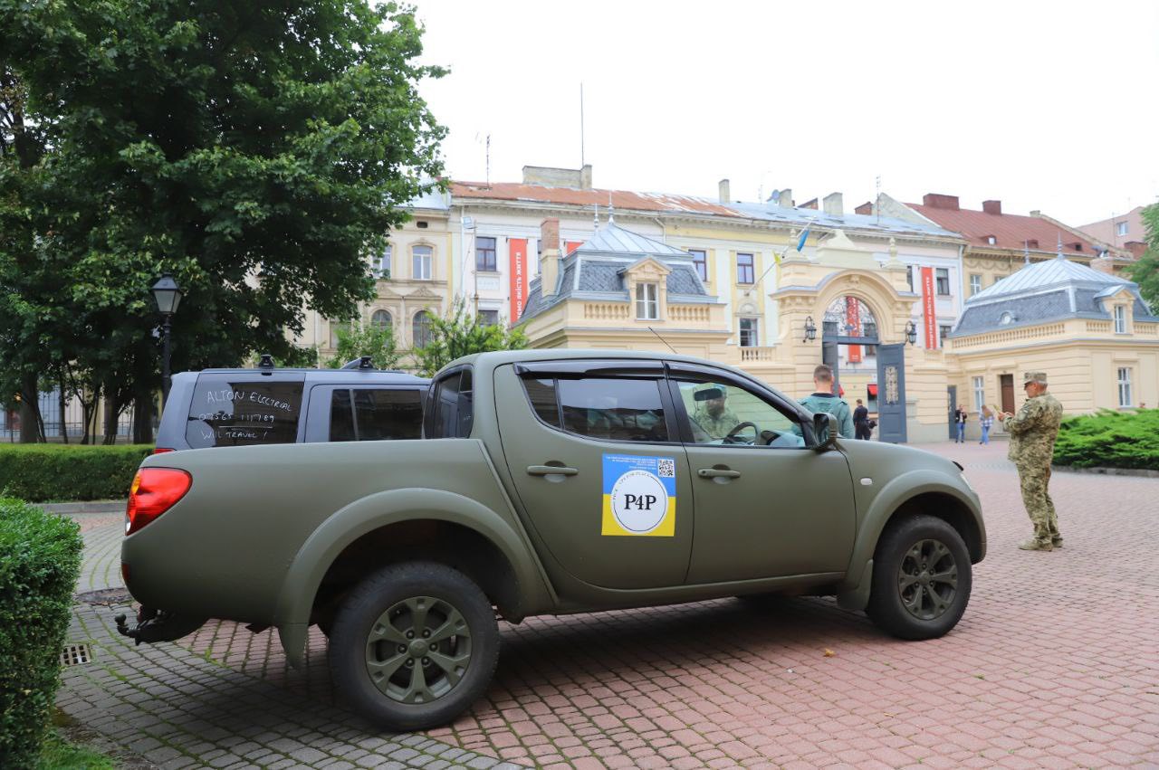 Львівщину відвідали волонтери з семи країн, які передали ЗСУ 29 позашляховиків - 5