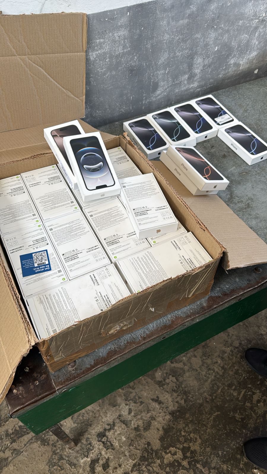 Львівські митники виявили тайник з iPhone на 6 мільйонів гривень - 6