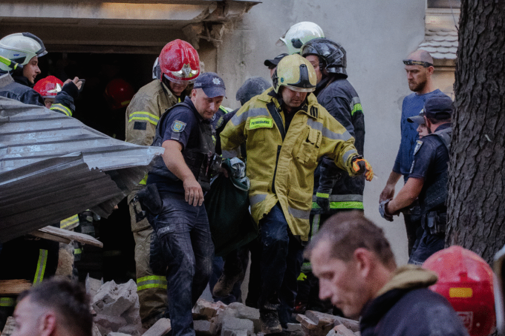 Сьогодні минає рік після масованого обстрілу Львова: у місті вшанували пам'ять про загиблих - 9