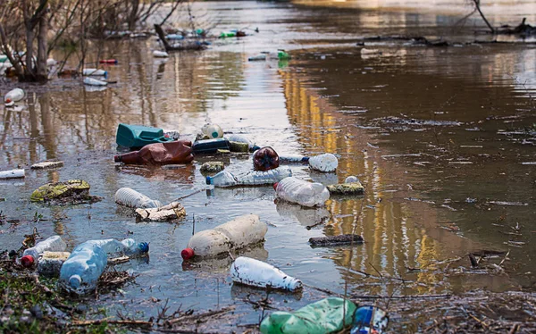 забруднена річка