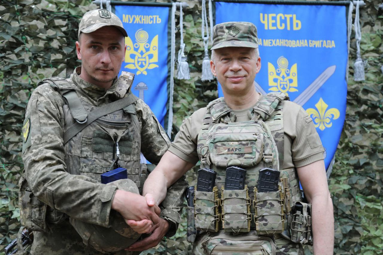 військові
