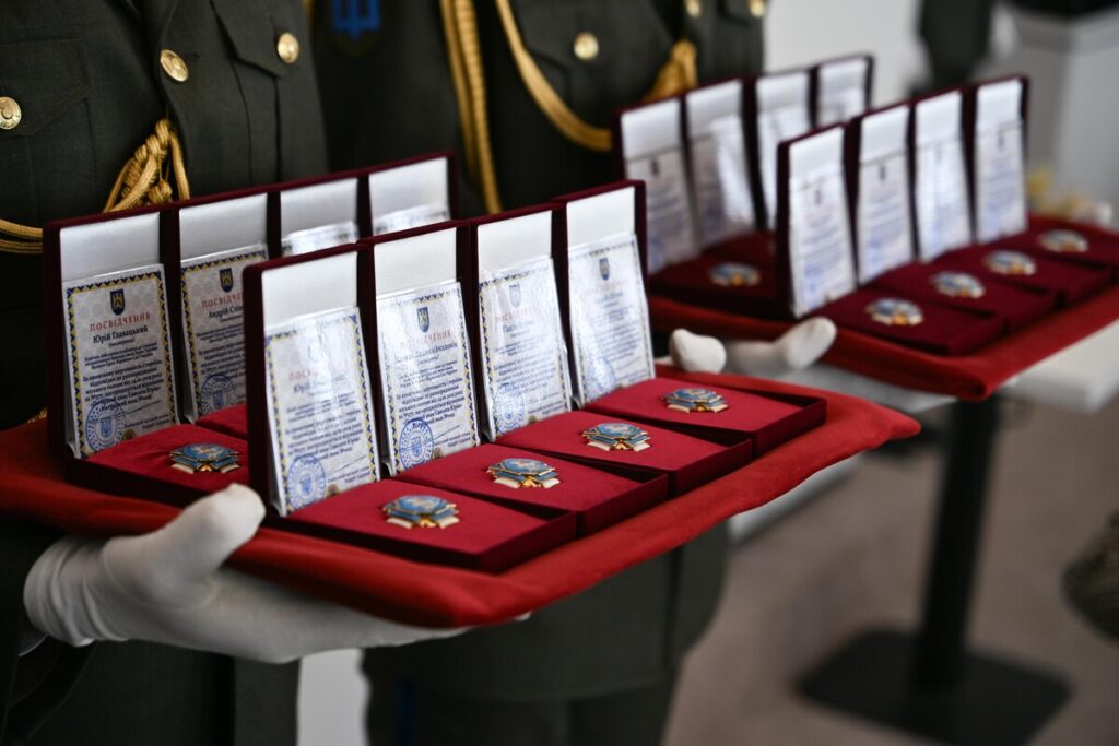 Нагороди полеглим воїнам, заміна аварійних водопроводів та спортивні події у Львові: головні новини дня - 9