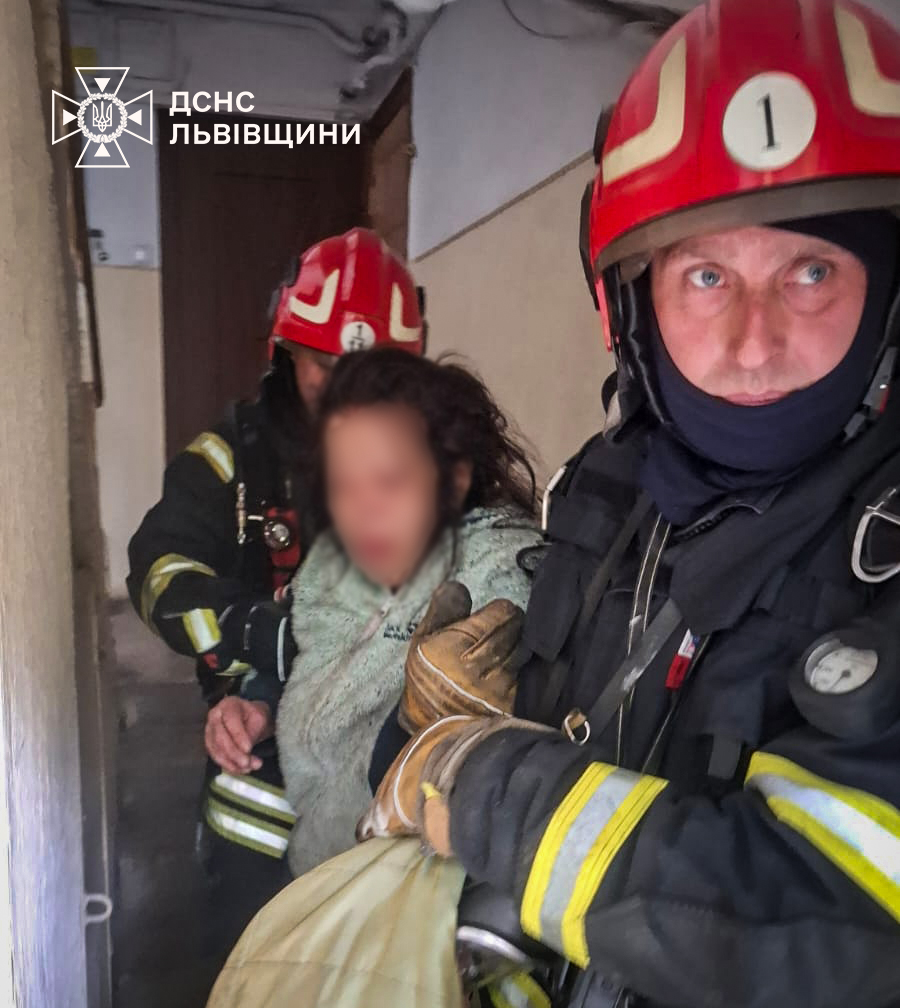 У Львові на пожежі врятували жінку: її госпіталізували - 2