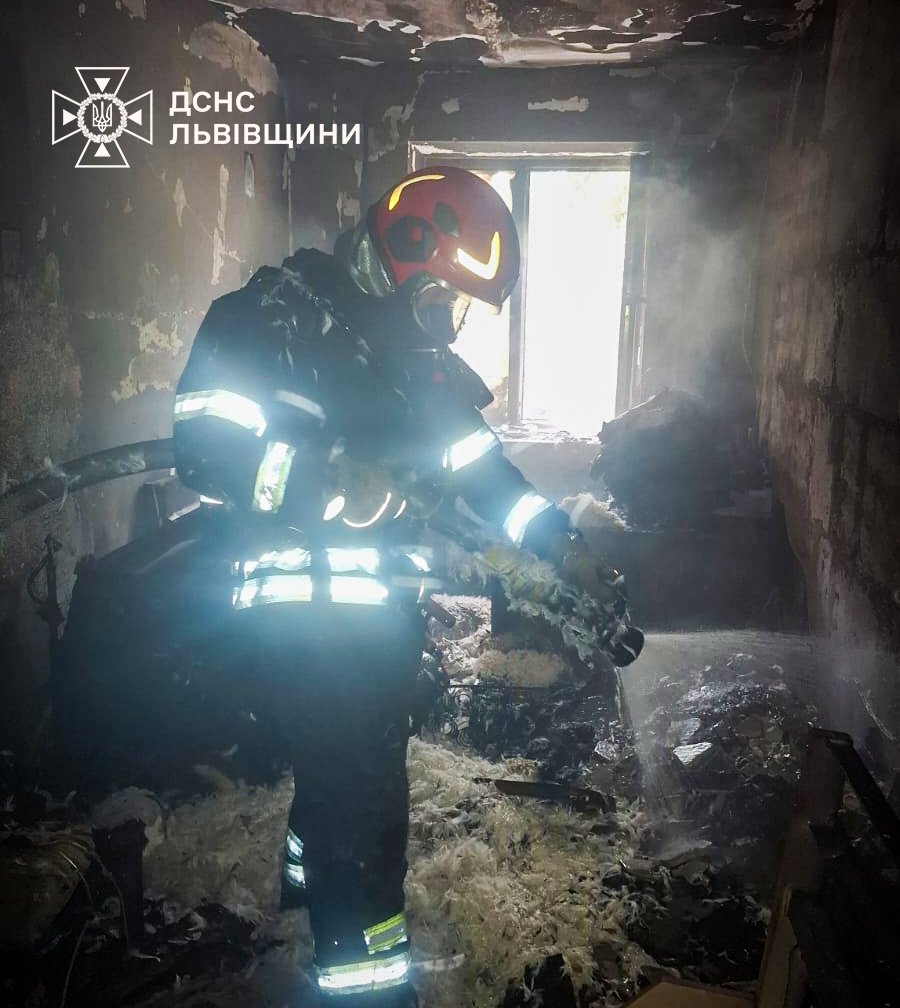 У Львові на пожежі врятували жінку: її госпіталізували - 3