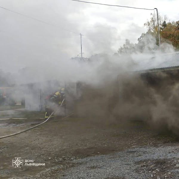 Пожежа в Золочеві: рятувальники не дали вогню знищити сім гаражів та авто - 2