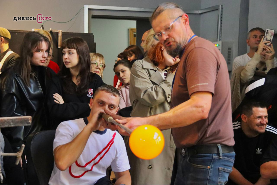 У Львові ветерани з іноземними майстрами створюють скляну композицію (фото) - 3