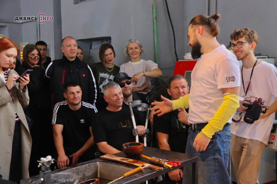 У Львові ветерани з іноземними майстрами створюють скляну композицію (фото) - 6
