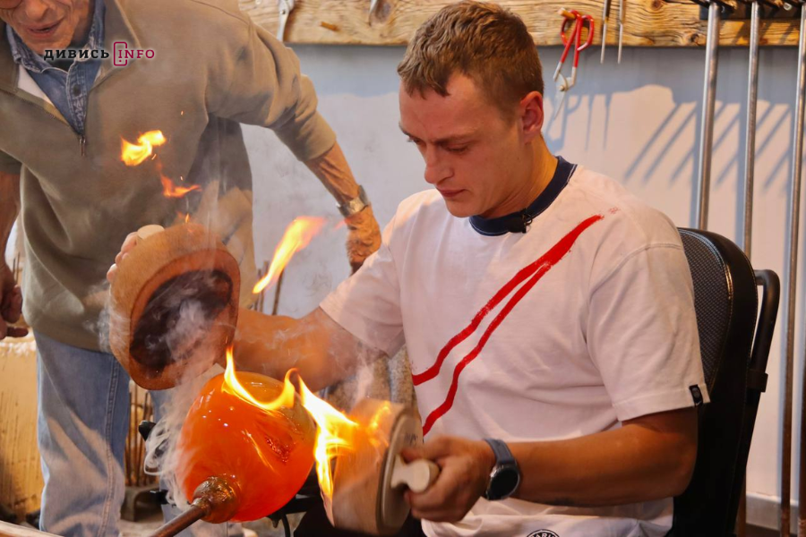 У Львові ветерани з іноземними майстрами створюють скляну композицію (фото) - 16
