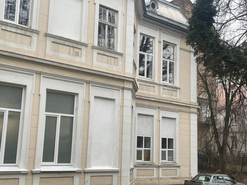 Чому не можна ставити пластикові вікна у будинках в центрі Львова - 4