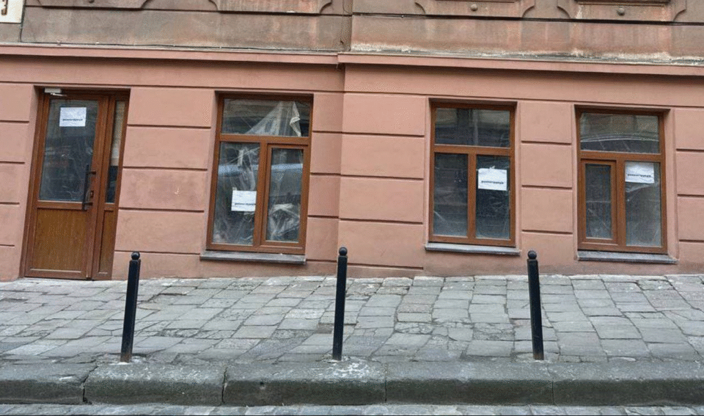 Чому не можна ставити пластикові вікна у будинках в центрі Львова - 3