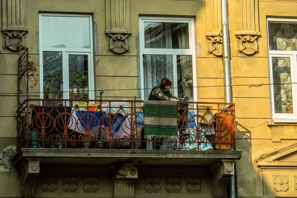 Чому не можна ставити пластикові вікна у будинках в центрі Львова - 9