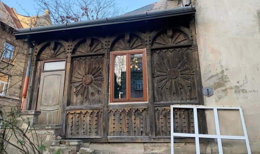 Чому не можна ставити пластикові вікна у будинках в центрі Львова - 10