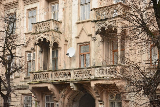 Чому не можна ставити пластикові вікна у будинках в центрі Львова - 12