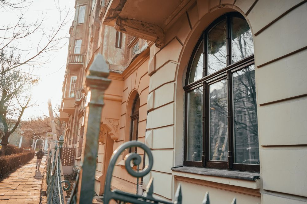 Чому не можна ставити пластикові вікна у будинках в центрі Львова - 13