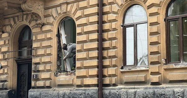 Чому не можна ставити пластикові вікна у будинках в центрі Львова - 14