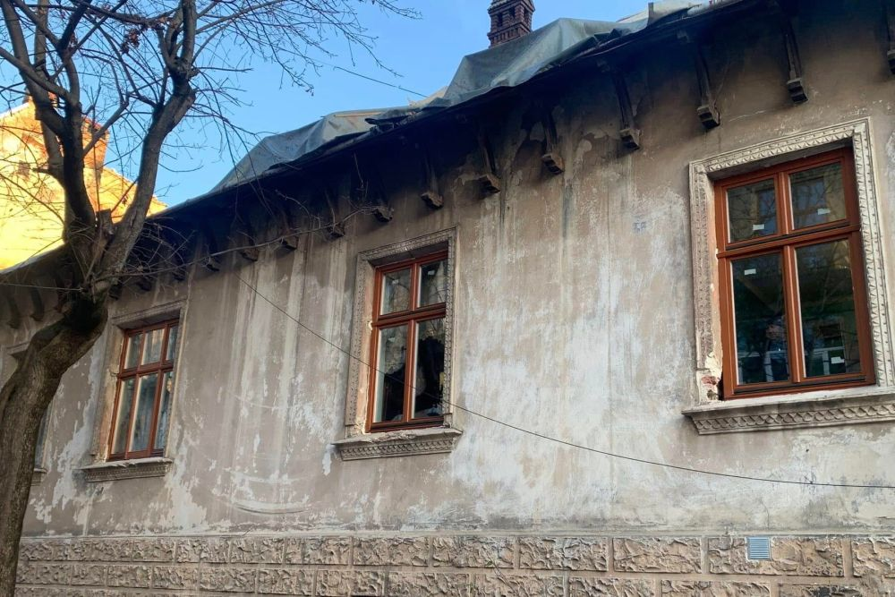 Чому не можна ставити пластикові вікна у будинках в центрі Львова - 16