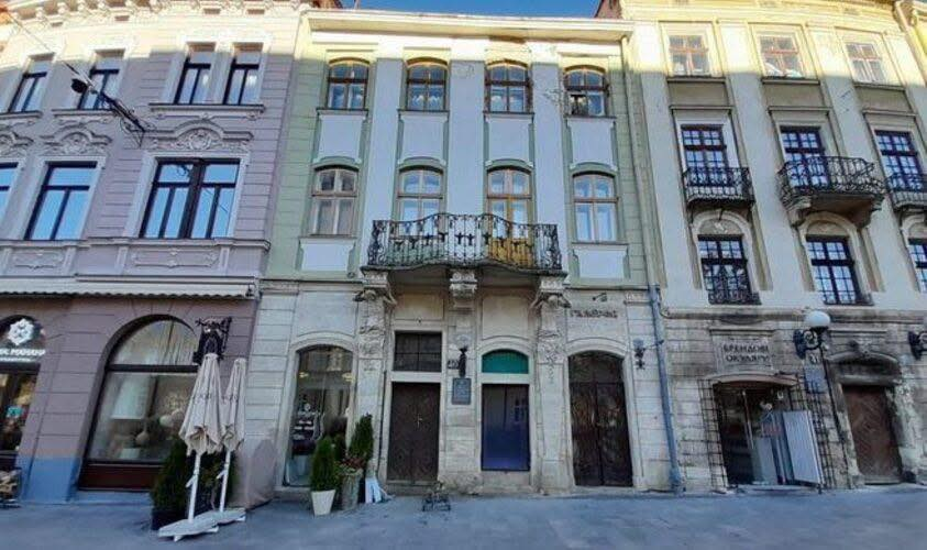 Чому не можна ставити пластикові вікна у будинках в центрі Львова - 6