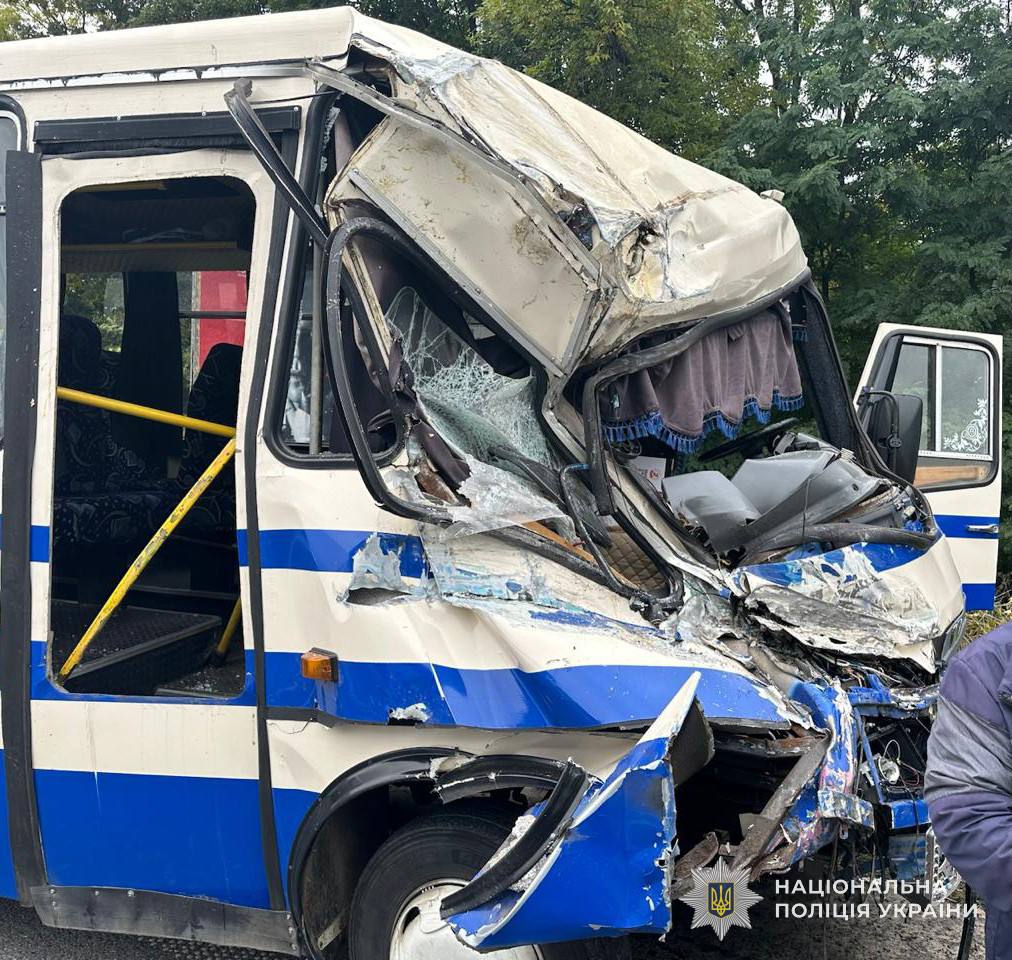 У Львівському районі внаслідок зіткнення з вантажівкою травмовані вісім пасажирів маршрутки - 2