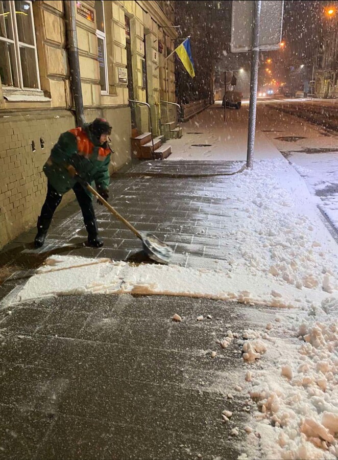 Вночі на вулицях Львова прибирало 68 одиниць техніки та понад 1 тис двірників - 2