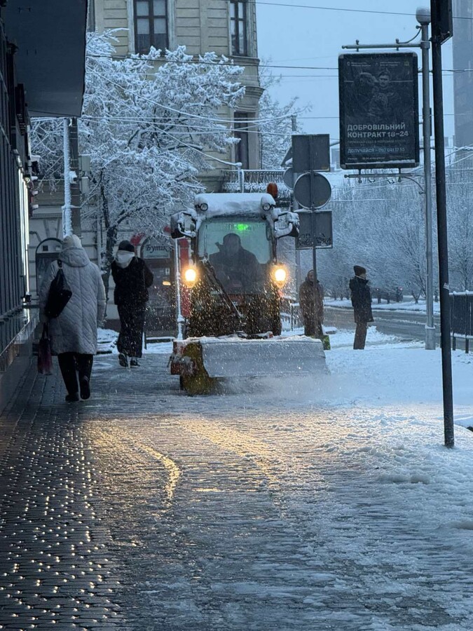 Вночі на вулицях Львова прибирало 68 одиниць техніки та понад 1 тис двірників - 10