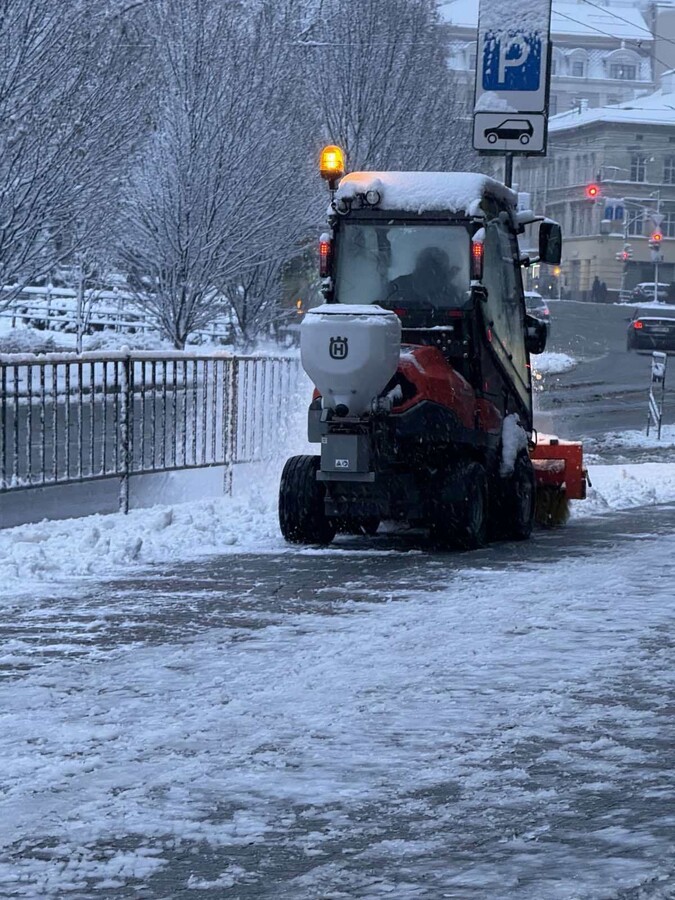 Вночі на вулицях Львова прибирало 68 одиниць техніки та понад 1 тис двірників - 11