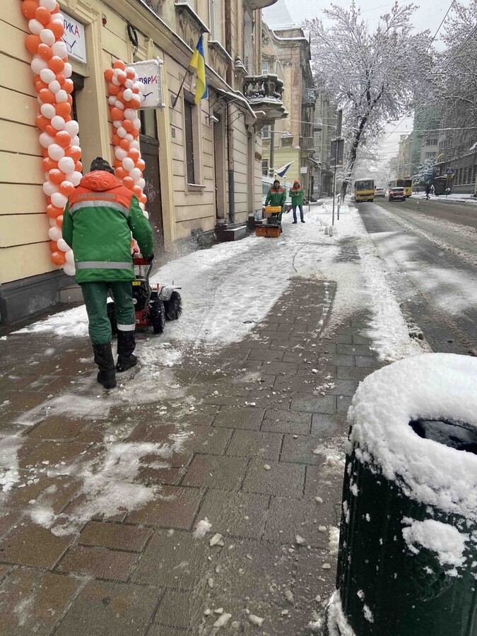 Вночі на вулицях Львова прибирало 68 одиниць техніки та понад 1 тис двірників - 12
