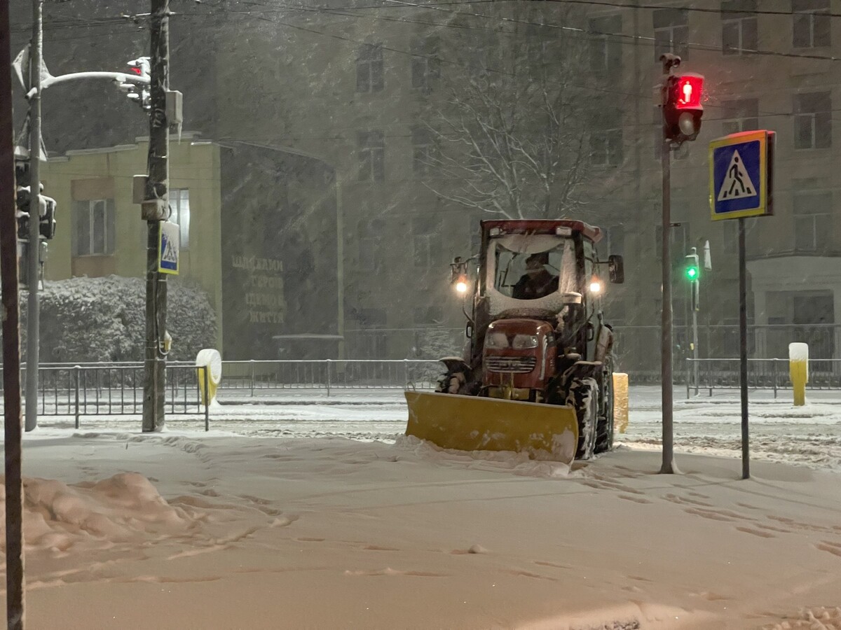 Вночі на вулицях Львова прибирало 68 одиниць техніки та понад 1 тис двірників - 13