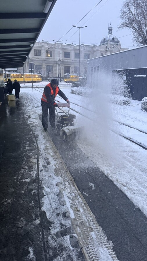 Вночі на вулицях Львова прибирало 68 одиниць техніки та понад 1 тис двірників - 3